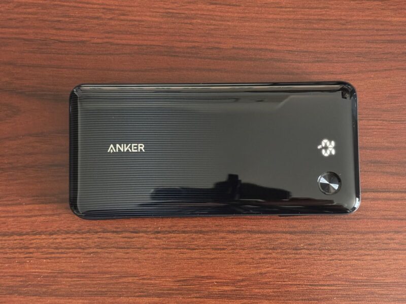Anker Zolo Power Bank（87W）の本体。黒い本体に残量のデジタル表示