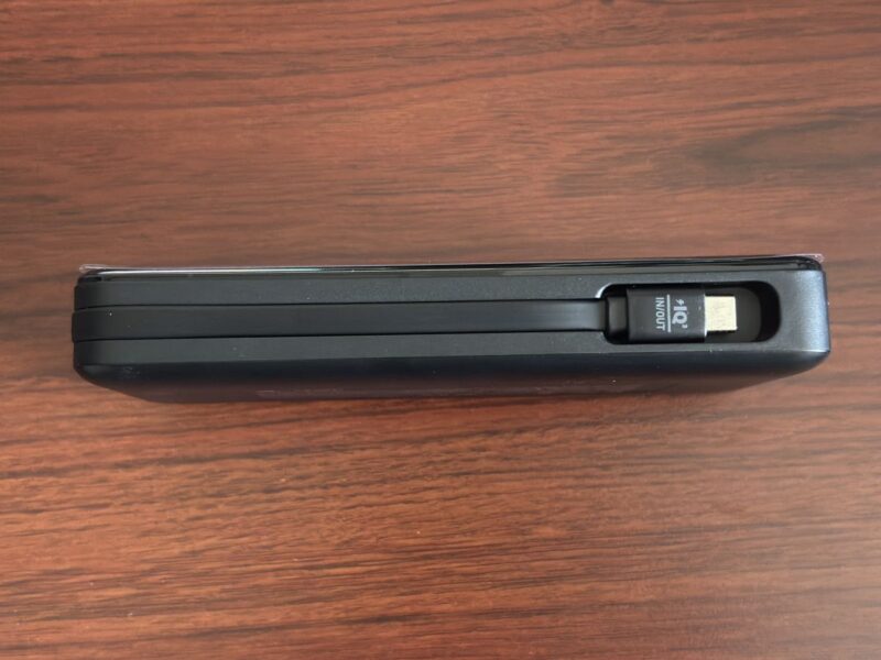 Anker Zoloの側面に収まった内蔵USB-Cケーブル