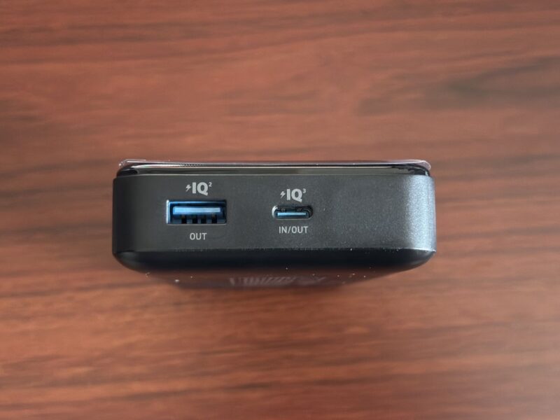 Anker Zoloの端面。USB-AとUSB-Cのポート