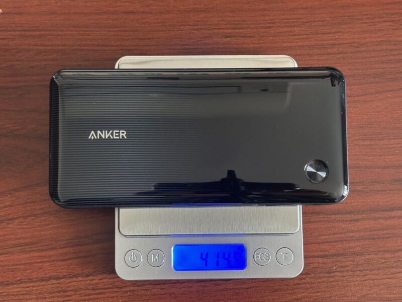 キッチンスケールでAnker Zoloの重さを測った様子（414.4g）