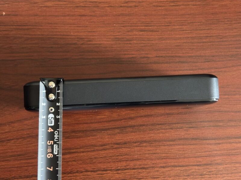 Anker Zoloの厚みを定規で測った様子