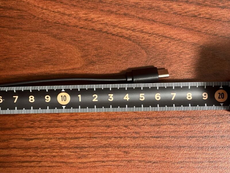 Anker Zoloの内蔵ケーブルの長さをメジャーで測った様子（約17cm）