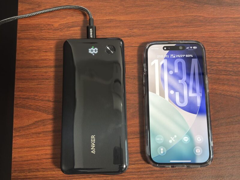 内蔵ケーブルで充電し、残量100%になったAnker Zolo