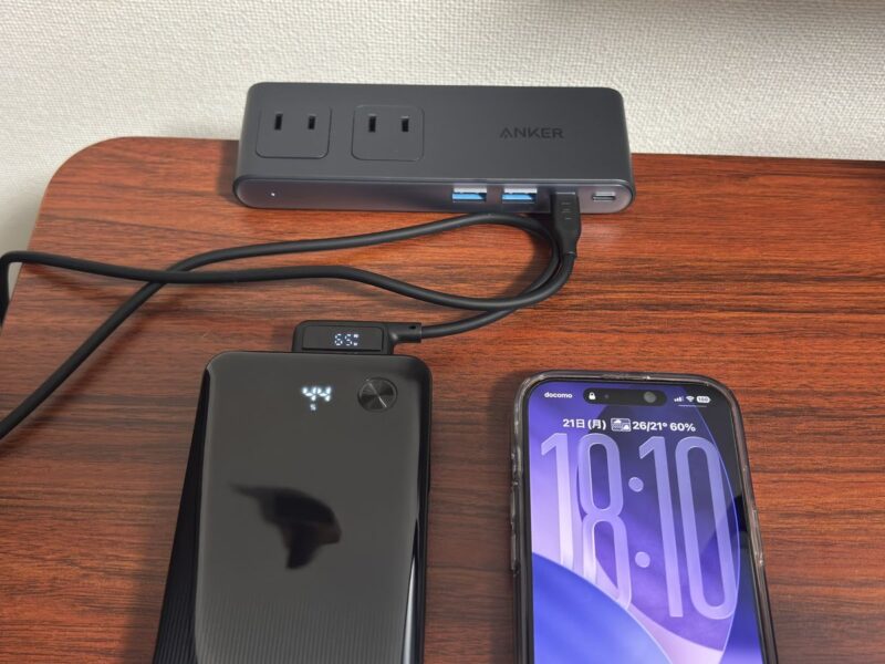 USB-Cポートから65Wで充電中のAnker Zolo（ケーブルのW表示）