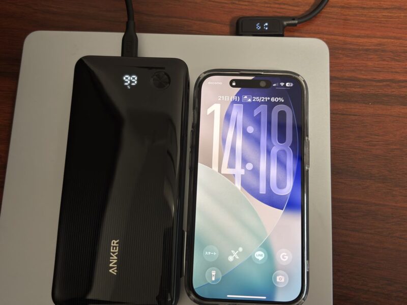 MacBook Airの上で、Anker Zoloから61Wで給電を始めた様子