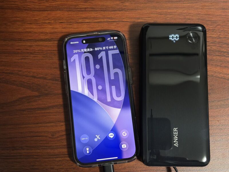iPhone 15（20%）をAnker Zolo（100%）で充電し始めた様子