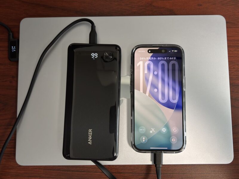 MacBook AirとiPhone 15を同時に充電し始めた様子（MacBook側は55W）