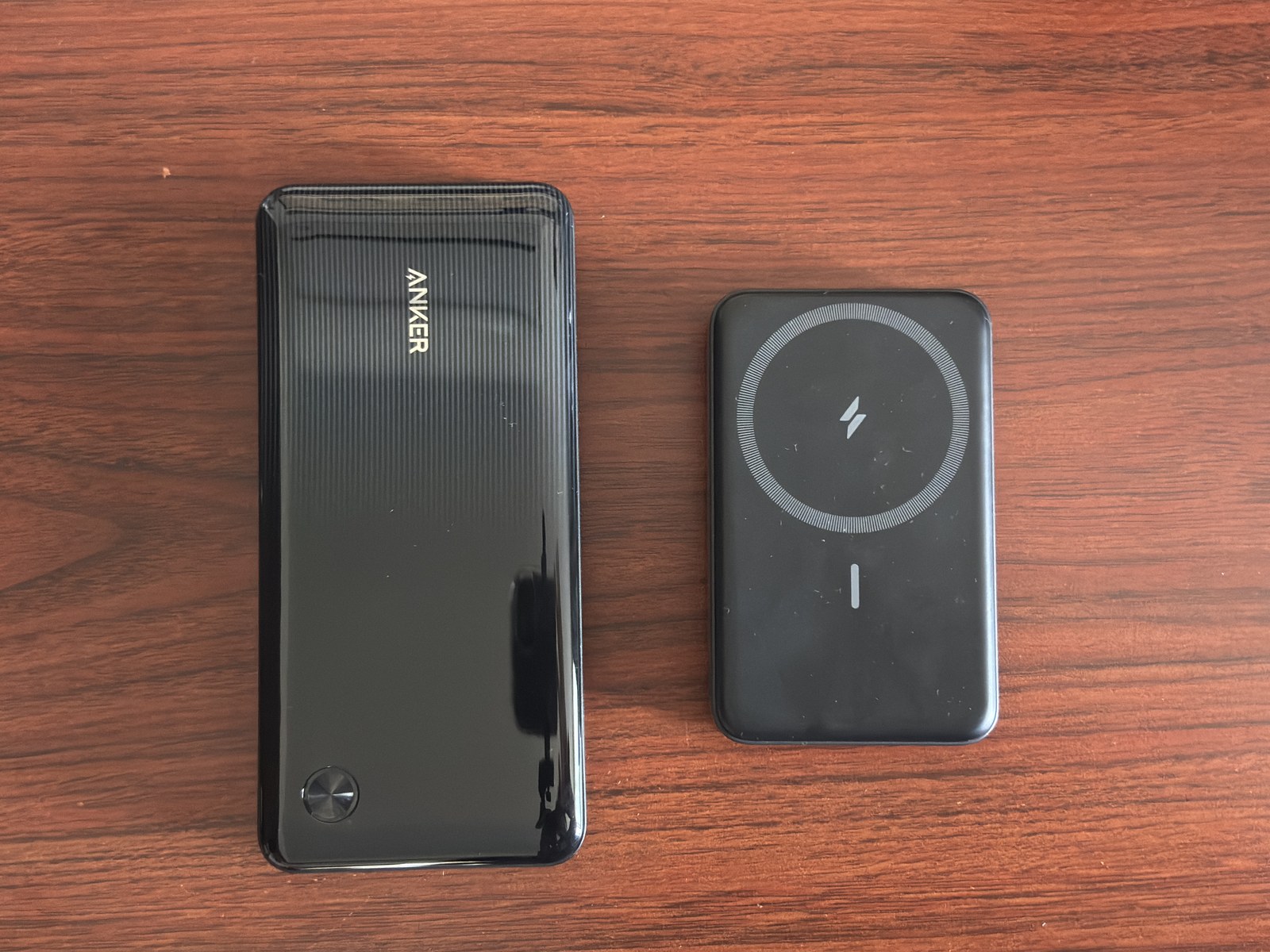 Anker Zolo Power Bank(左・Anker Japanからの貸与品)とAnker 633 MagGo(右)を並べたところ
