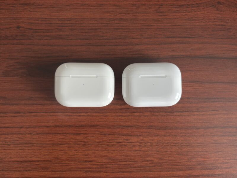 初代AirPods Pro（左）とAirPods Pro 2（右）のケースを正面から並べた写真