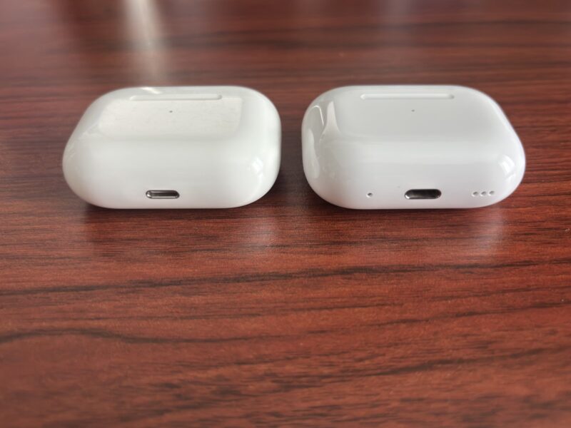 初代AirPods Pro（左・Lightning）とAirPods Pro 2（右・USB-C）のケースの底の端子