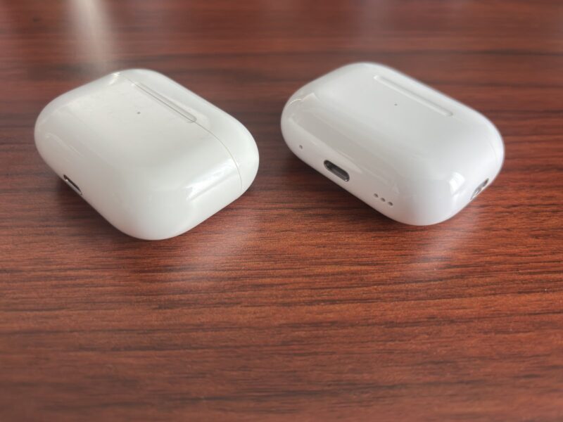 初代AirPods Pro（左）とAirPods Pro 2（右）のケースの端子と側面