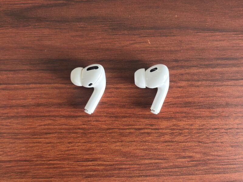 初代AirPods Pro（左）とAirPods Pro 2（右）のイヤホン本体の片側