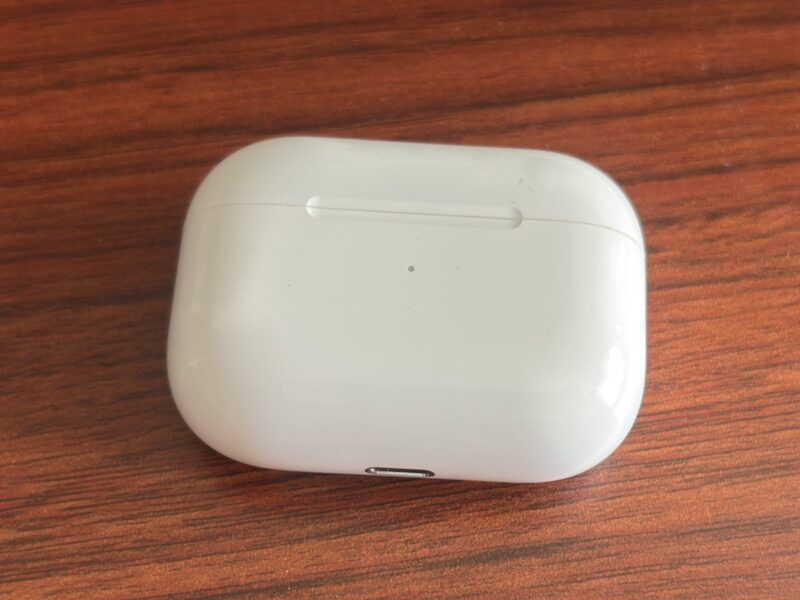 手元の初代AirPods Proのケース。底にLightning端子