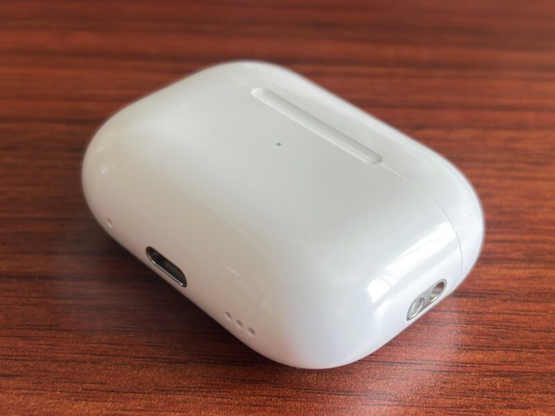 手元のAirPods Pro 2（USB-C）のケース。底にUSB-C端子とスピーカーの穴