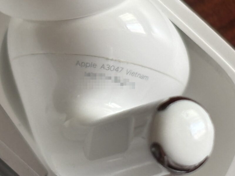 AirPods Pro 2のイヤホン本体の印字。Apple A3047 Vietnam