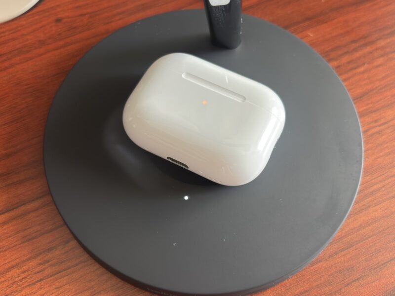 AirPods Pro 2のケースをワイヤレス充電器に置いた様子