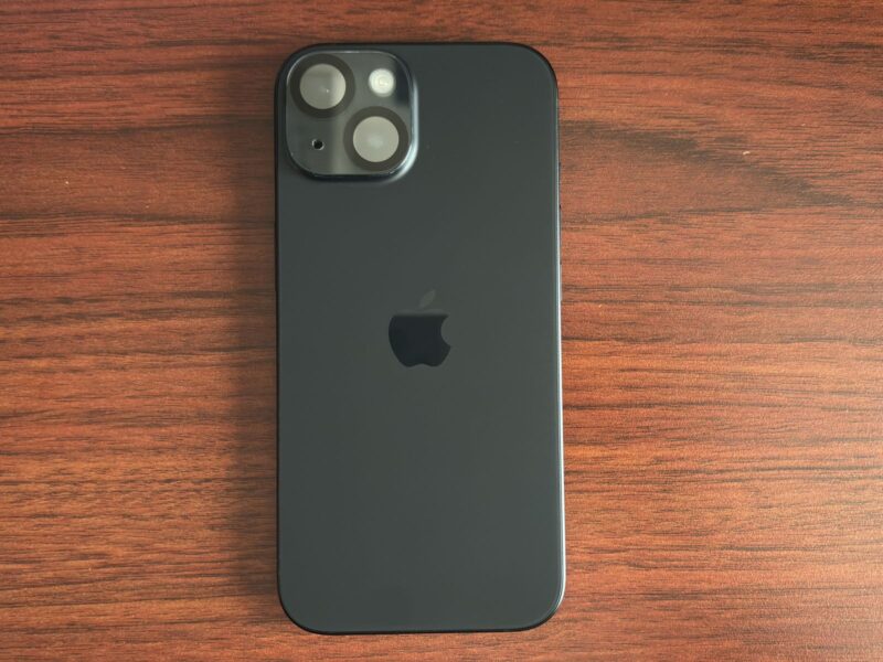 iPhone 15（256GB・ブラック）の背面。カメラ保護を貼った状態
