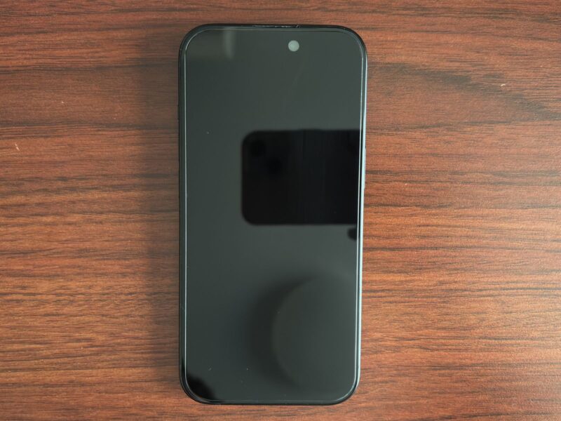iPhone 15（256GB・ブラック）の表面。保護フィルムを貼った状態