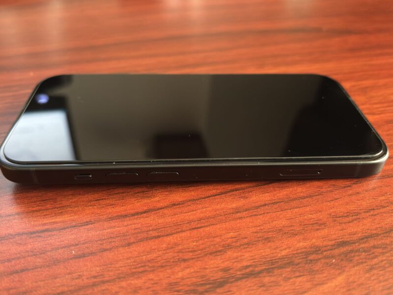 iPhone 15の側面（音量ボタン側）