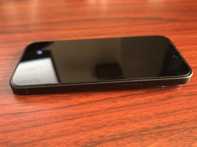 iPhone 15の側面（電源ボタン側）