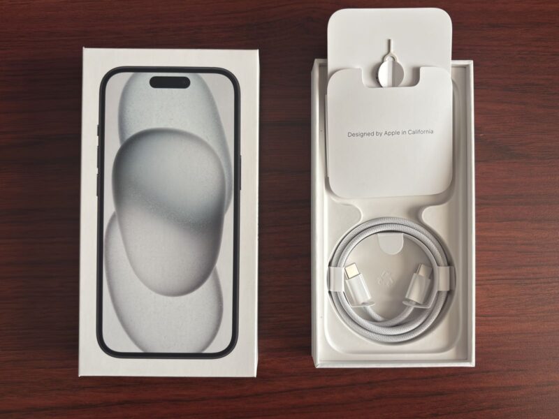 iPhone 15の外箱と、未使用のUSB-CケーブルとSIMピン