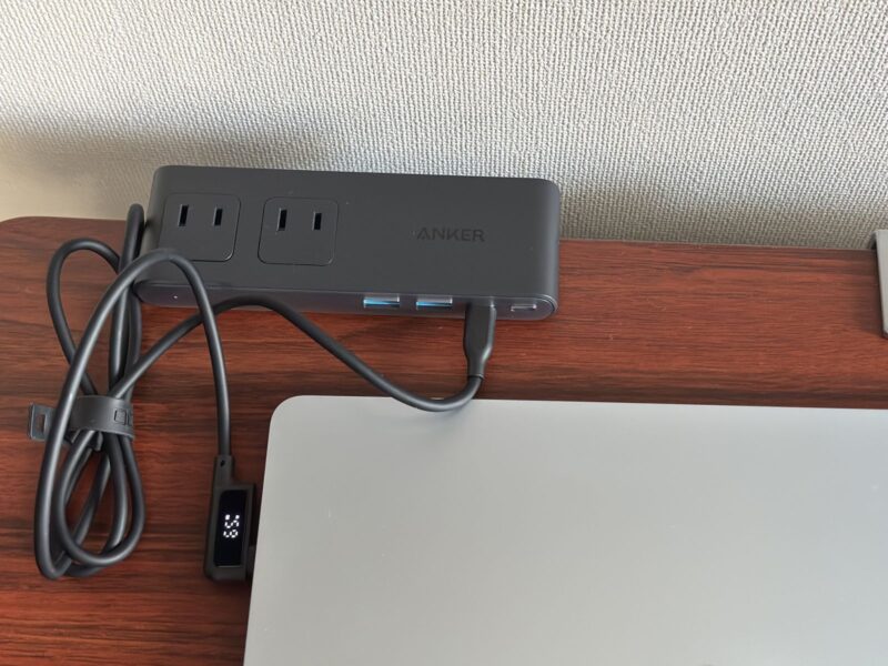 Anker Nano Power StripのUSB-CからMacBook Airを充電し、CIOのケーブルに65Wと表示されている