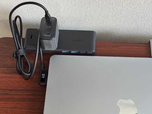 Anker Nano Charger (70W, 3 Ports)でMacBook Airを充電し、ケーブルに63Wと表示されている