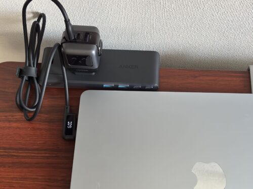 UGREEN Uno 急速充電器 65WでMacBook Airを充電し、ケーブルに60Wと表示されている