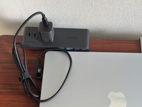 Anker 511 Charger (Nano 3, 30W)でMacBook Airを充電し、ケーブルに26Wと表示されている