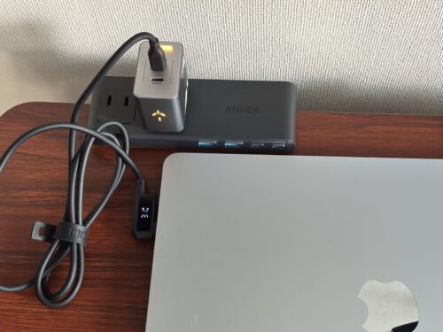 PHYSCE RGB ECO 急速充電器 35WでMacBook Airだけを充電し、ケーブルに31Wと表示されている