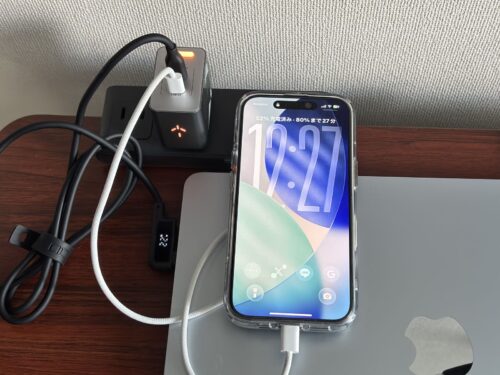 PHYSCE 35WでMacBook AirとiPhoneを同時に充電し、MacBook Air側のケーブルに22Wと表示されている