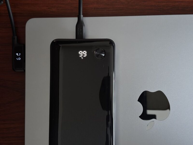Anker Zolo Power BankからMacBook Airを充電し、ケーブルに61Wと表示されている