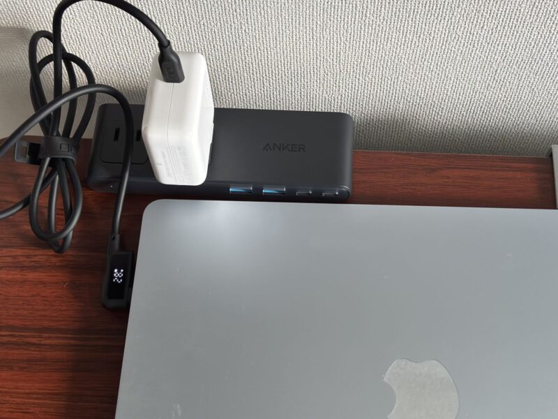 Apple 30W USB-C電源アダプタでMacBook Airを充電し、ケーブルに28Wと表示されている