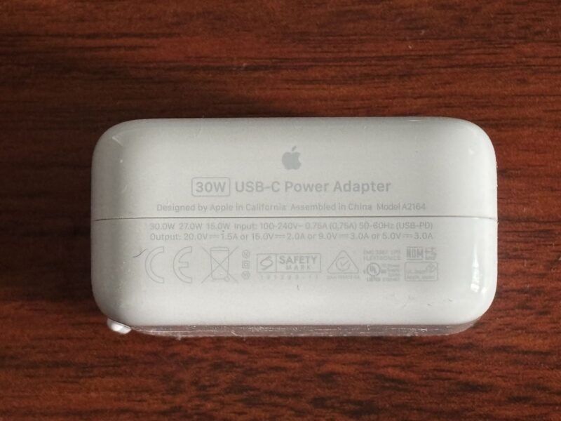 Apple 30W USB-C電源アダプタ(Model A2164)の本体に書かれた入力と出力の表示