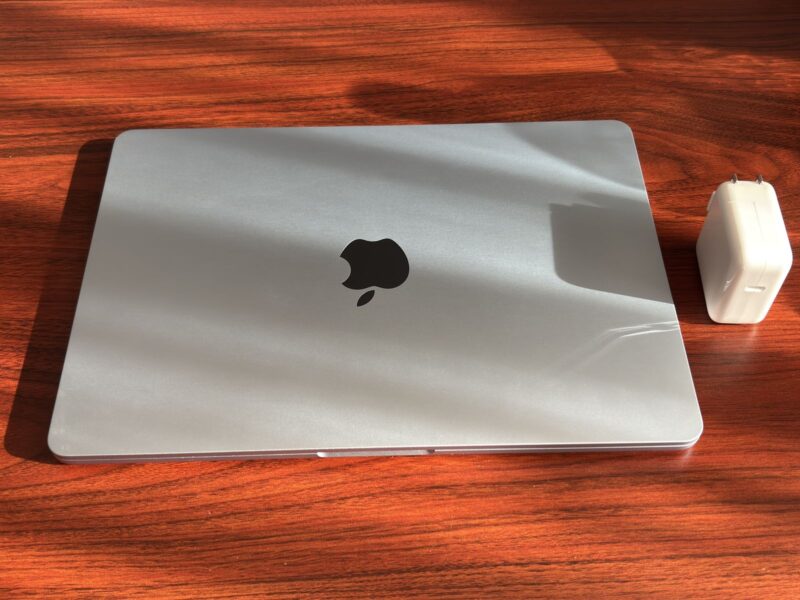 MacBook Air(M4 13インチ)と、箱に入っていた純正のApple 30W USB-C電源アダプタ