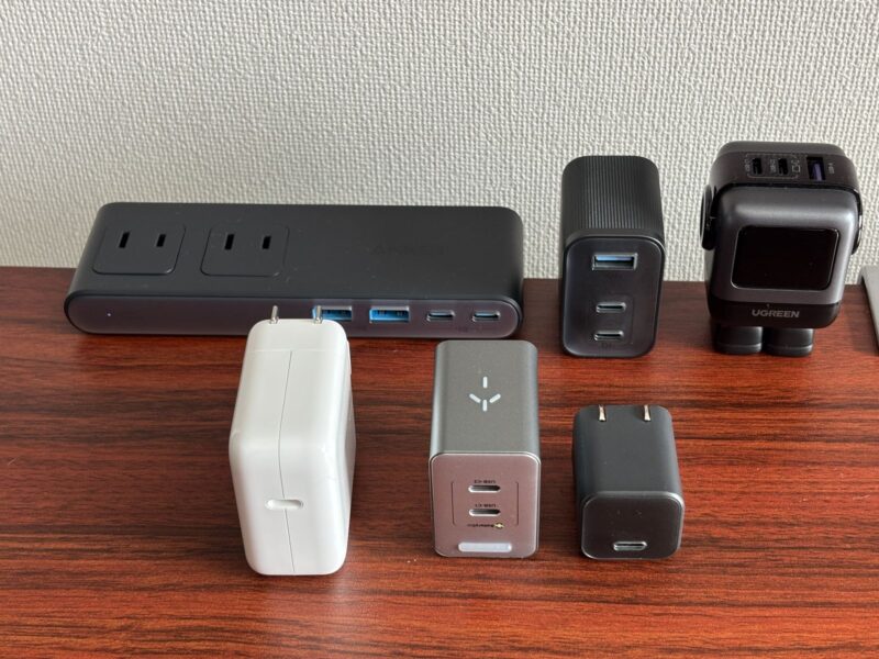 今回測った充電器6台。奥の左からAnker Nano Power Strip、Anker Nano Charger (70W, 3 Ports)、UGREEN Uno 急速充電器 65W、手前の左からApple 30W USB-C電源アダプタ、PHYSCE 35W、Anker 511 Charger