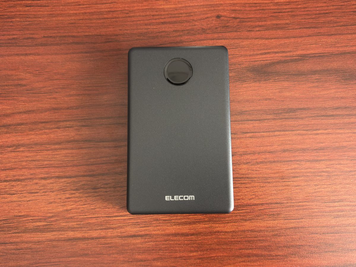 エレコムの半固体モバイルバッテリーEC-C61MNの正面