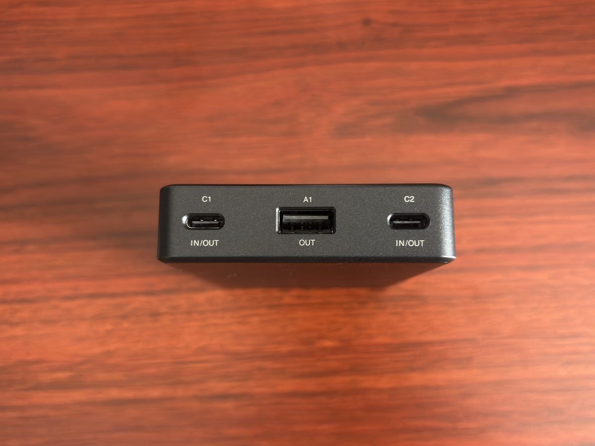 EC-C61MNの端子側。USB-Cが2つとUSB-Aが1つ