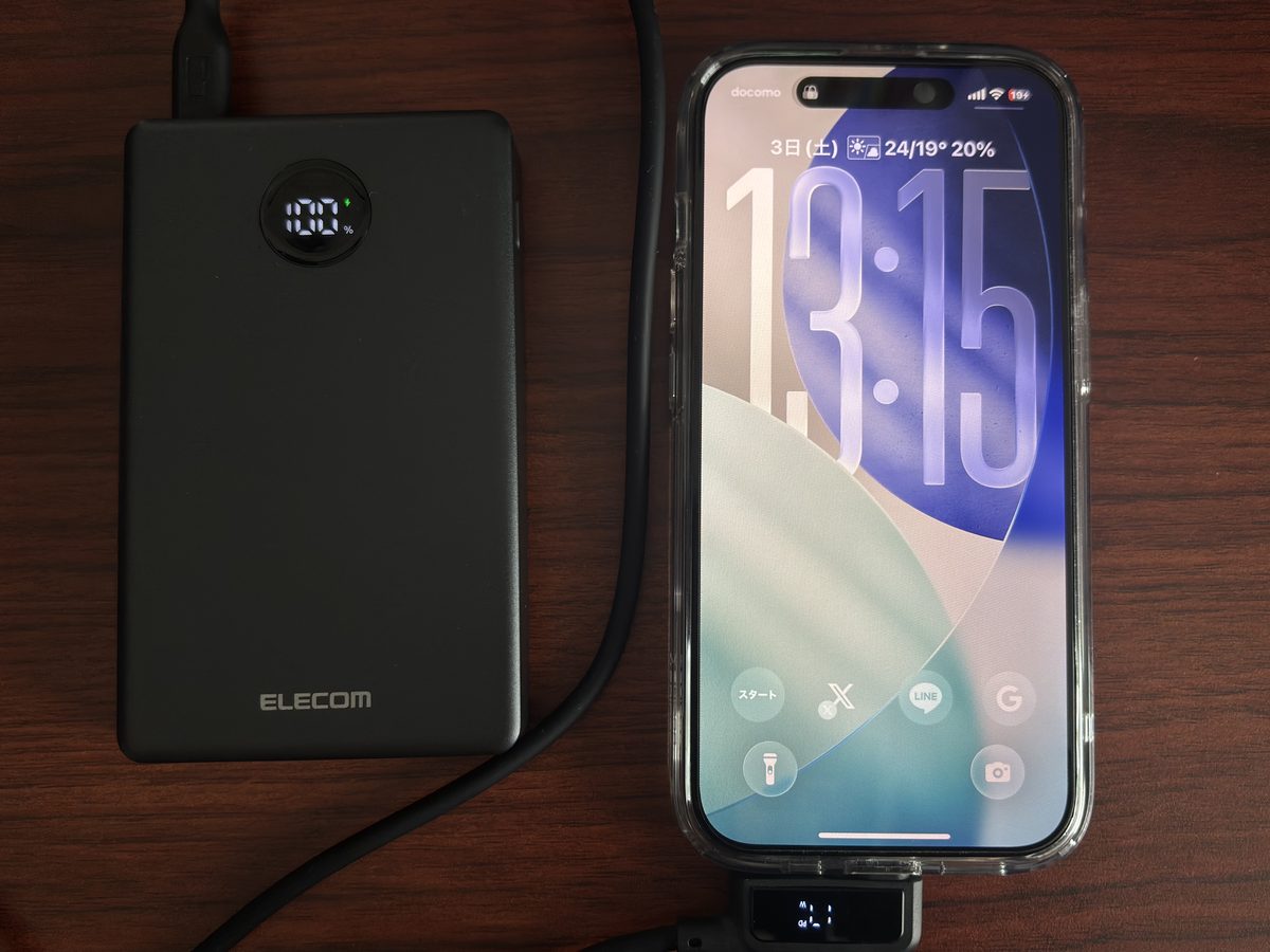 EC-C61MNでiPhone 15の充電を始めた時の画面。iPhone 20%、EC-C61MN 100%、ケーブルの表示17W